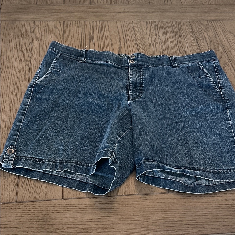 Gloria Vanderbilt Classic Blue Jean Shorts